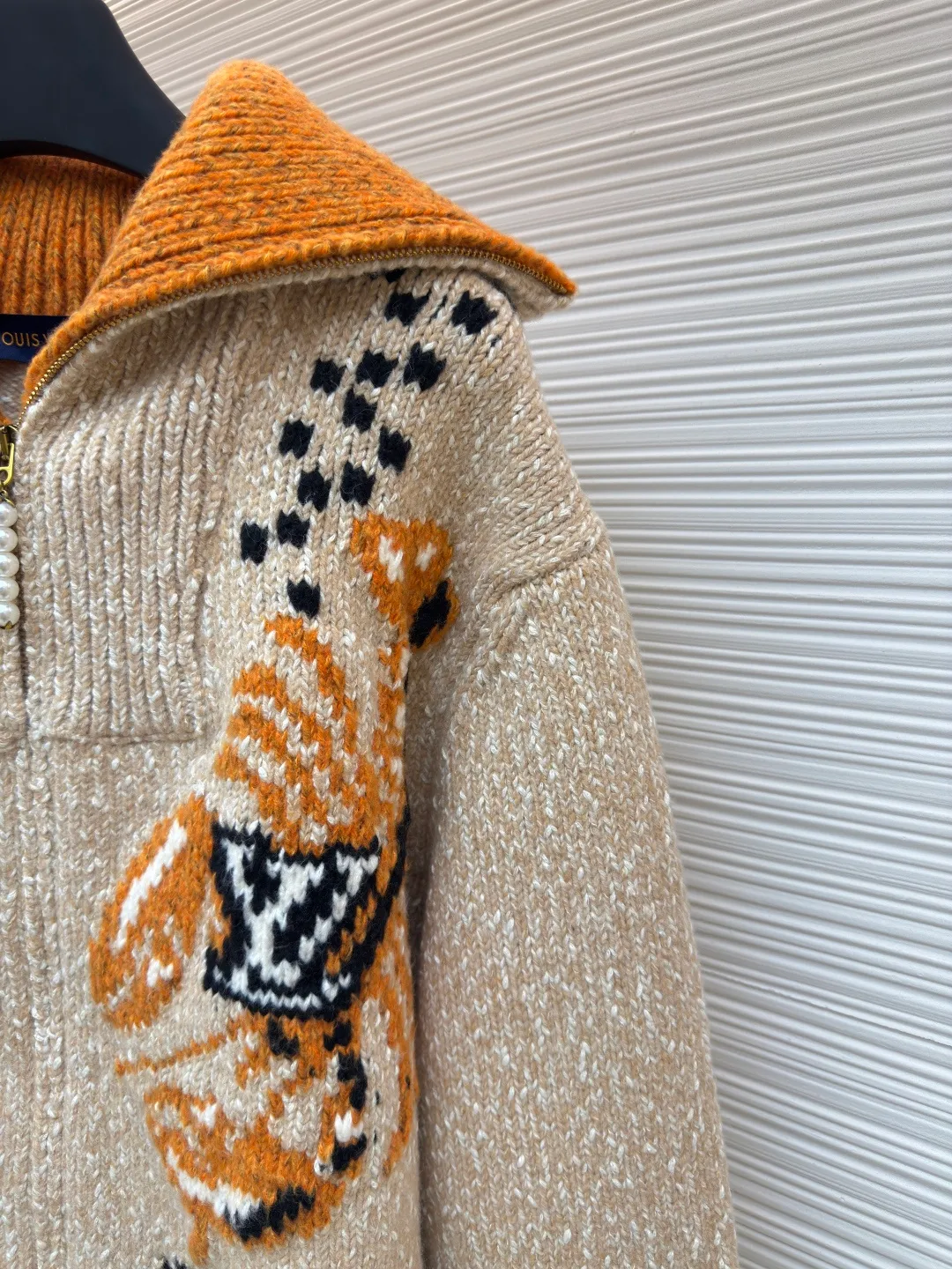 LOUIS VUITTON Nigo lobster patchwork wool knitted zipper jacket ●Authentic product: Purchased and developed by 25404 ●Item number: 1680400-D25 ●Fabric: wool fabric ●Technology: knitted production ●Version: fitted version ●Weight: about 1770 grams ●Size: XS-S-M-L ●Description: Made of high-quality cotton-wool blended fabric, soft, comfortable and elastic. The fabric has been specially treated to give it a fine knitted texture and is smooth to the touch. The koi fish pattern with the LV logo is carefully designed on the front. It is realized through exquisite intarsia technology and the pattern is three-dimensional and vivid. The back is embroidered with cherry blossoms and Japanese characters, using high-density embroidery thread with fine and even stitches. The zippers feature custom metal hardware, and each zipper pull is embellished with delicate beading. The entire jacket is meticulously sewn and all seams are double-stitched to ensure durability. The cinched waist is achieved with an internal drawstring that can be freely adjusted for tightness. The collar and cuffs are ribbed knitted with moderate elasticity and not easily deformed. All patterns and decorations undergo strict quality control to ensure that the colors are firm and will not fade. The overall wiring is straight and delicate, the fabric is comfortable and soft, and the color is consistent without color difference. It can be matched with the same style to create a fashionable look and control various occasions. Customized accessories, complete with three standards, same style for men and women!